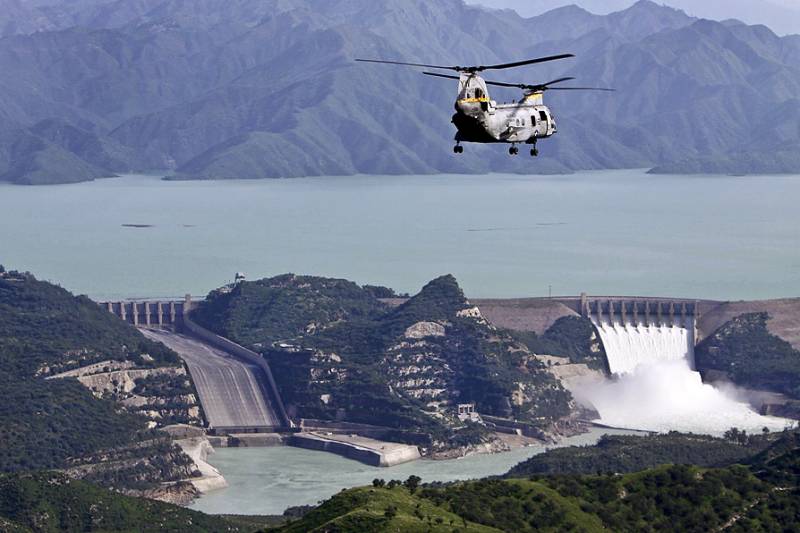 Tarbela Dam hits its peak level of 1,550 feet