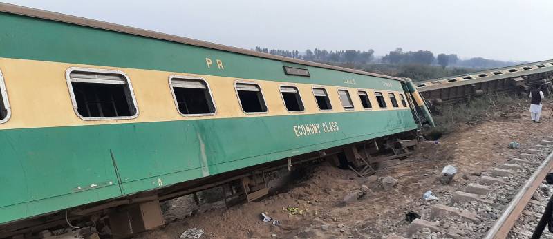 Two bogies of a train derail at Rohri