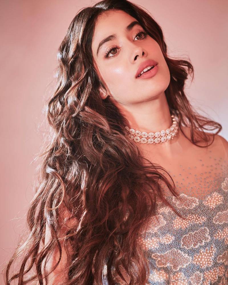 Jhanvi Kapoor sets internet ablaze by sharing short clip of latest photoshoot 