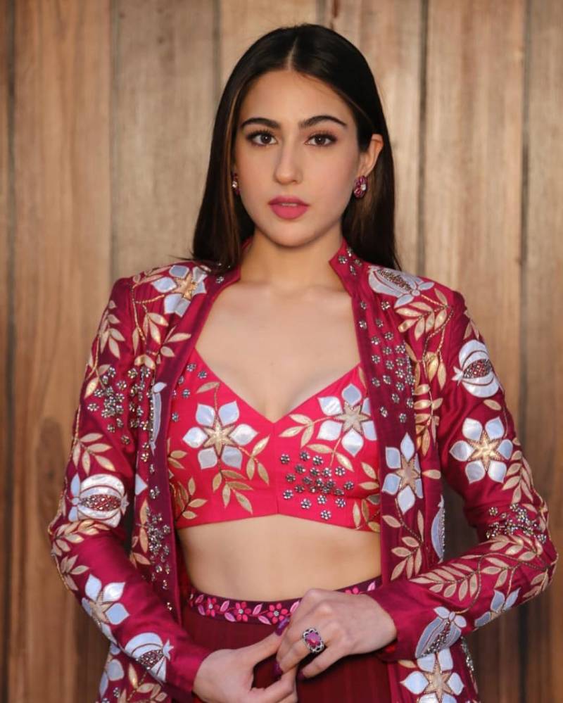 Gorgeous Sara Ali Khan delights fans with beach video 