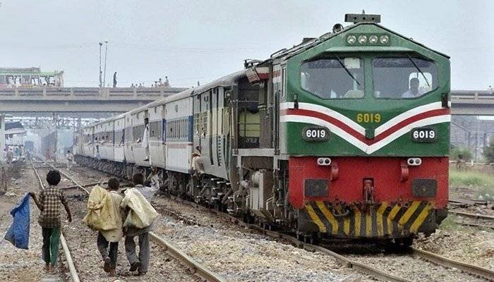 Multan bound Zakaria Express narrowly escapes major accident