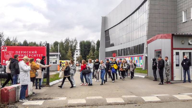 Students evacuate a building of the Perm university campus in Perm following a shooting