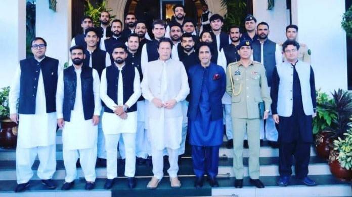 PM Imran Khan poses with Pakistan cricket team.