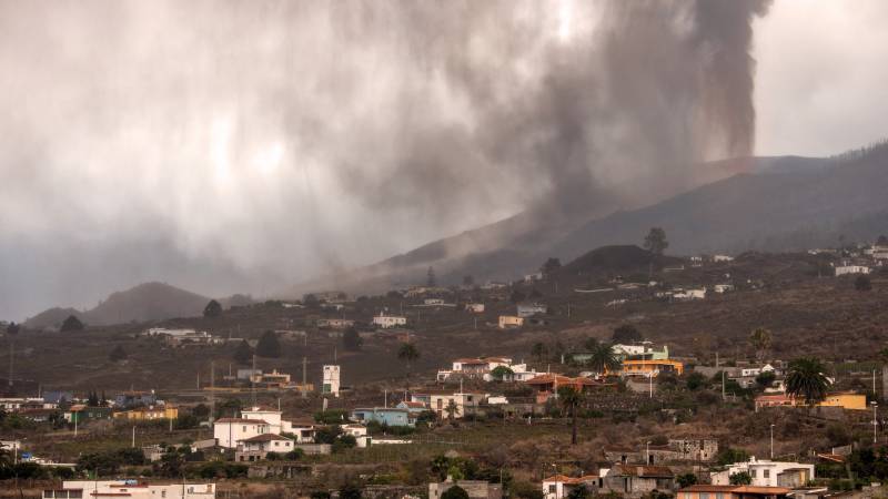 Volcano lava destroys 320 buildings on Spanish island