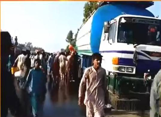 People collect cooking oil from leaking tanker at Sukkur