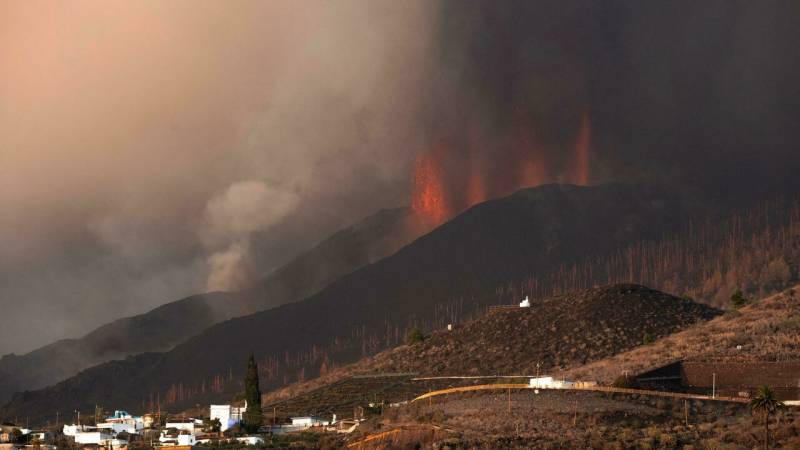 Volcano lava flow halts but many confined over toxic gas fears