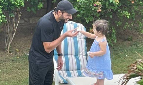 Shahid Afridi, daughter make most use of MESMERIZING Karachi rain 