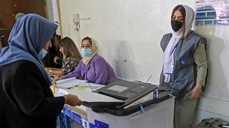 Iraqis head to early vote with little hope for change