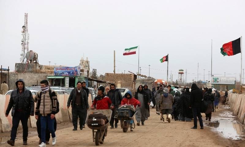 Afghans flock to Iranian border, but few can cross