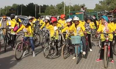 Lyari girls wake Karachiites up through bicycle race for their rights