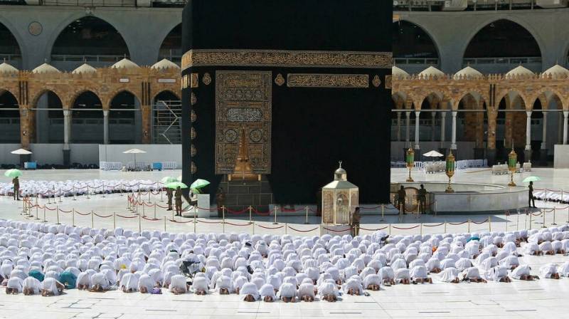 Grand Mosque in Makkah drops social distancing