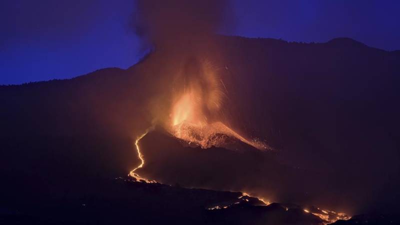 Volcanic ash halts flights on Spanish island