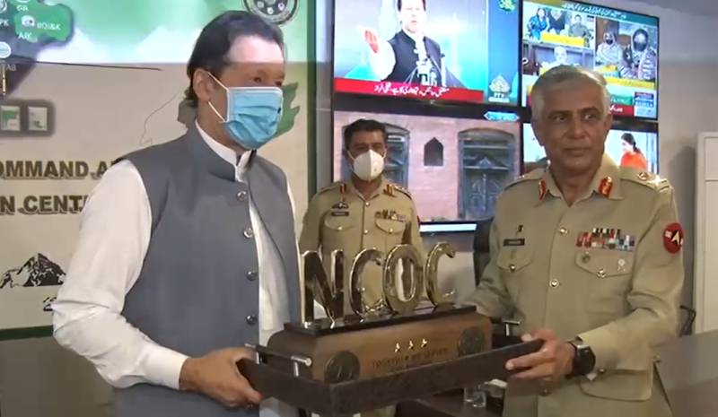 PM Imran Khan presents NCOC memento to Lieutenant General Hamood Uz Zaman Khan.