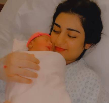 Sarah Khan’s baby Alyana spotted relaxing like a rock star in her cradle 