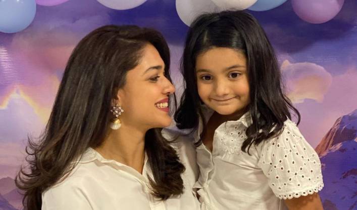 Sanam Jung with daughter.