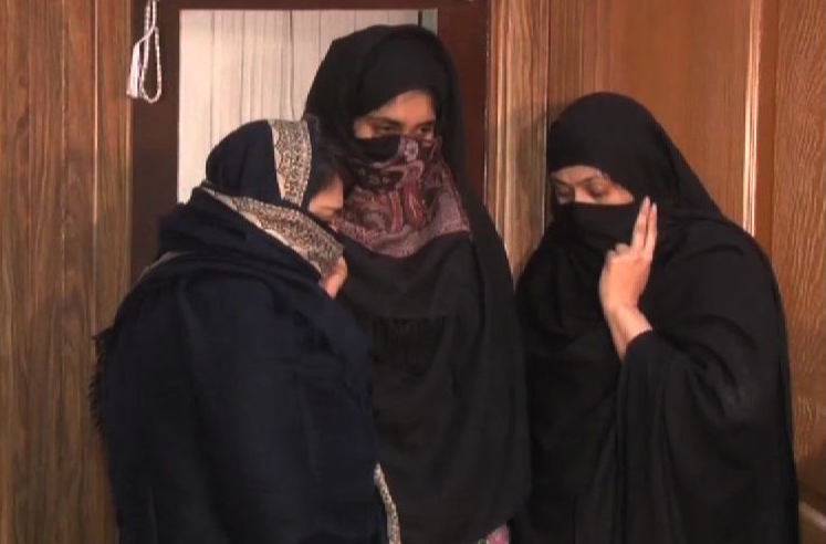 Burqa-clad female dacoits loot Karachi shops, restaurant