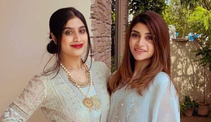 Zoya Nasir with niece Areesha.