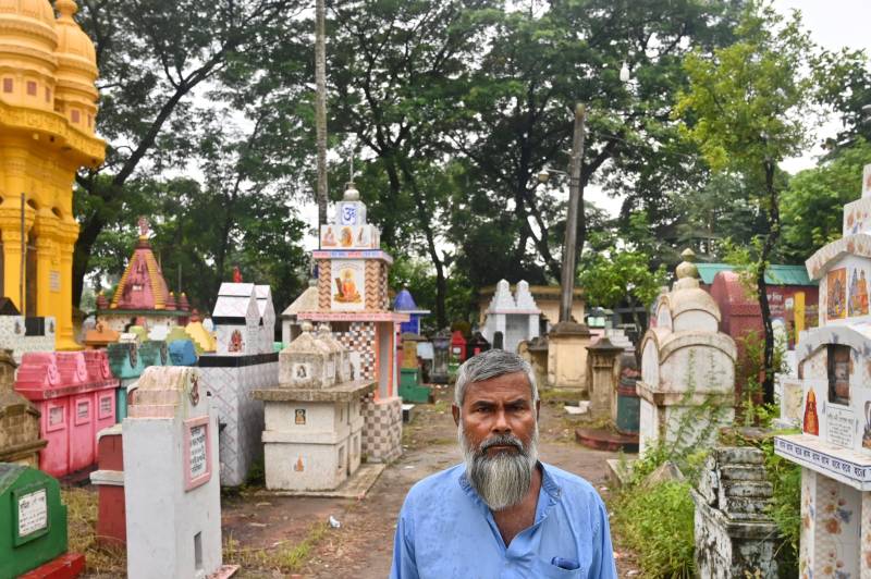 Muslim mason sculpts shrines for Bangladesh's Hindu dead