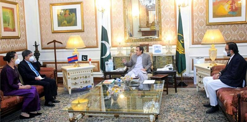 Cambodian Ambassador to Pakistan Ung Sean in a meeting with Acting Punjab Governor Chaudhry Parvez Elahi and Honorary Consul General Chaudhry Salik Hussain at the Governor’s House. 