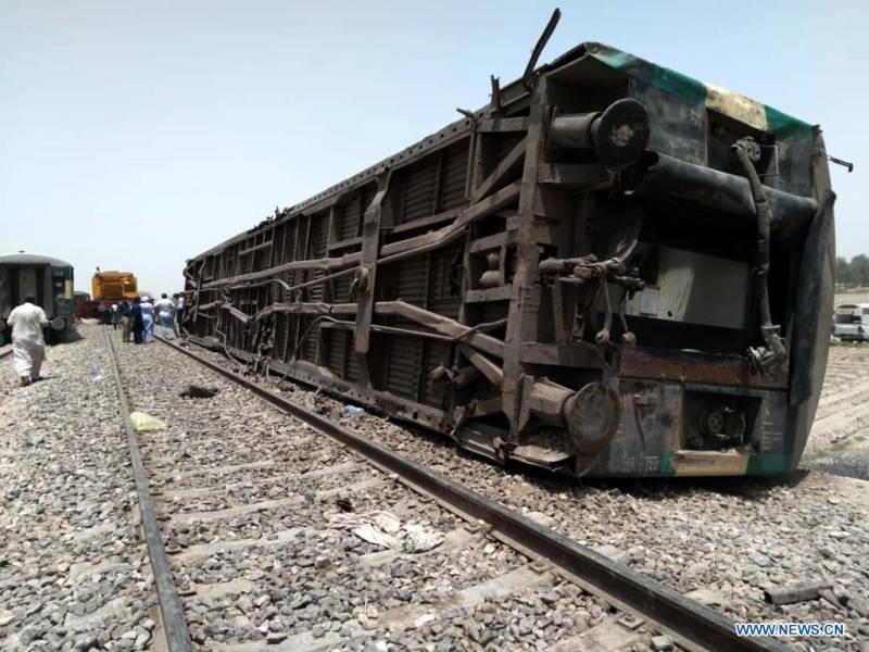 Karachi Express derailed at Kala Pul, passengers luckily remained to save