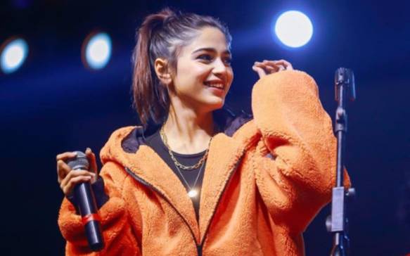 Look into Aima Baig's wild concert with enthusiastic fans in Islamabad