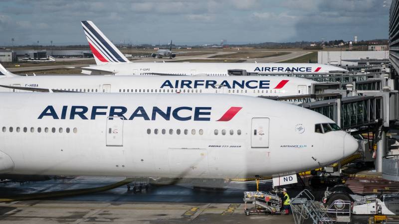 France mulls tight travel rules Omicron