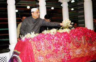 Asif Zardari visits Bhuttos' shrines, offers Fateha