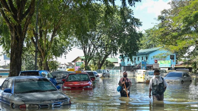 14 dead, 70,000 displaced in Malaysian floods