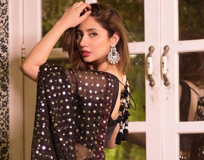 Mahira Khan indulges in HOT SAREE DANCE 