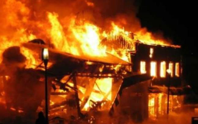 Seven die as blaze destroys house in Pir Mahal