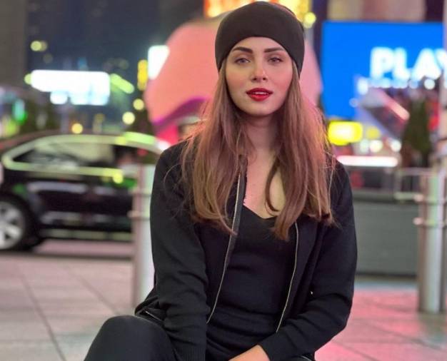 Crazy Nimra Khan spotted swaying on road among New Yorkers