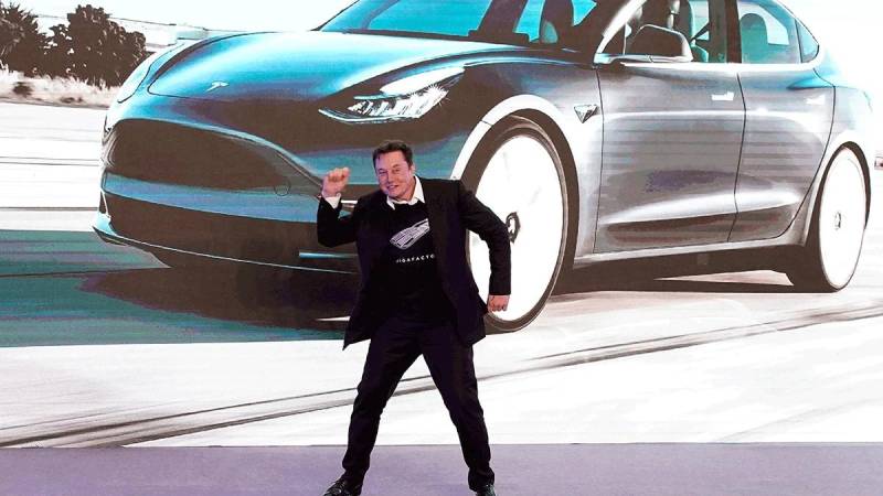 Musk's bets on Tesla: human-like robots and self-driving cars