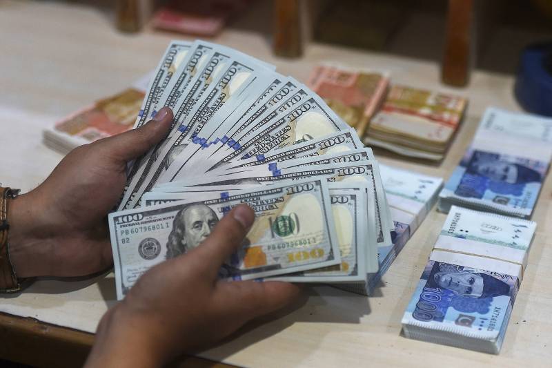 Pakistani rupee hammers US dollar to fall below Rs176 mark