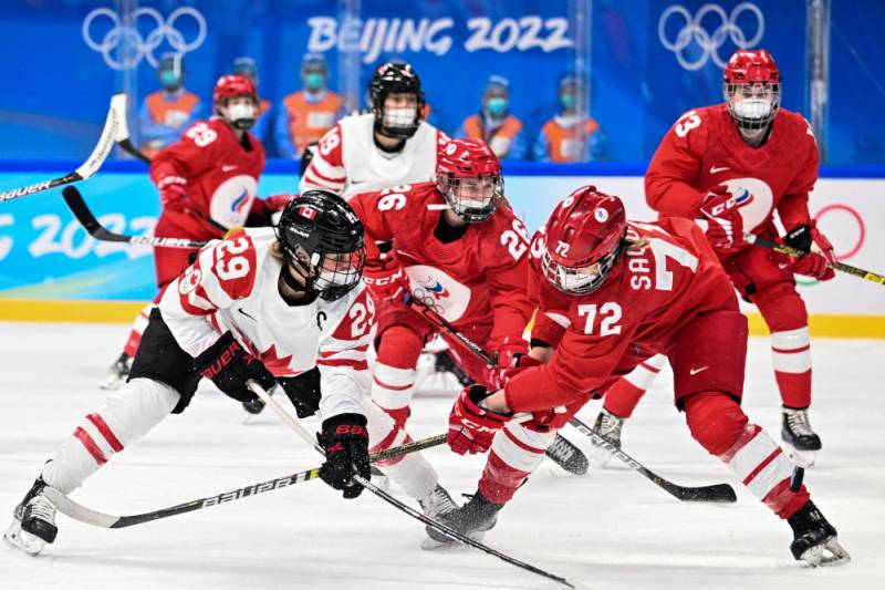 Beijing Olympic hockey players wear Covid face masks during match