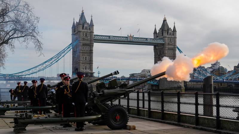 Gun salutes fired to mark Queen Elizabeth II's 70-year reign