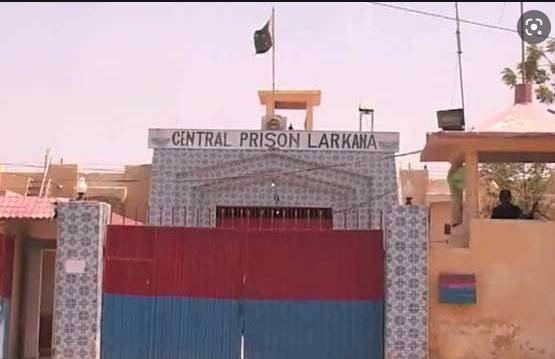 Larkana’s jail inmates refuse to release cops until demand met