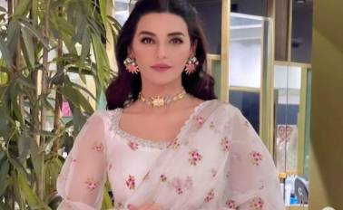 Sadia Khan mirrors glamour in greyish ensemble