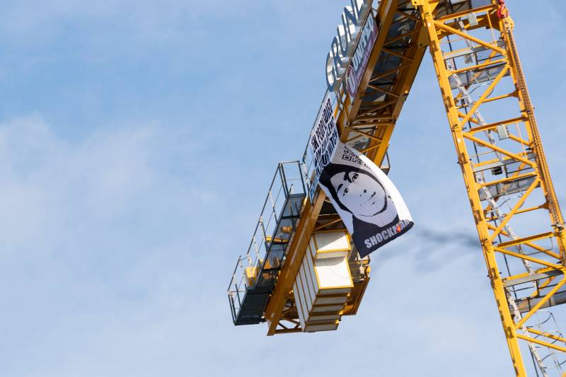 Dad of Parkland victim climbs crane near W.House in gun control protest