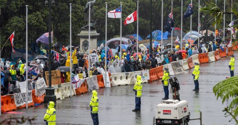 Kiwi cops blast use of Barry Manilow songs to clear protesters