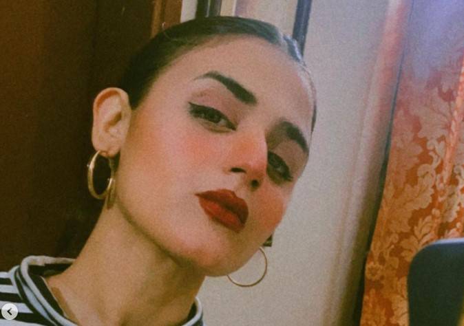 Hira Mani sick of PHOTOBOMBER disrupting her every session? 