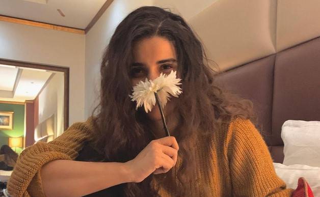 Hareem Farooq on cloud nine after receiving flowers 