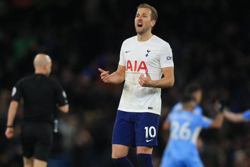 Kane scores twice as Spurs beat Man City to blow title race open