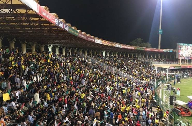 PSL fever grips fans for Lahore, Peshawar game despite traffic jam