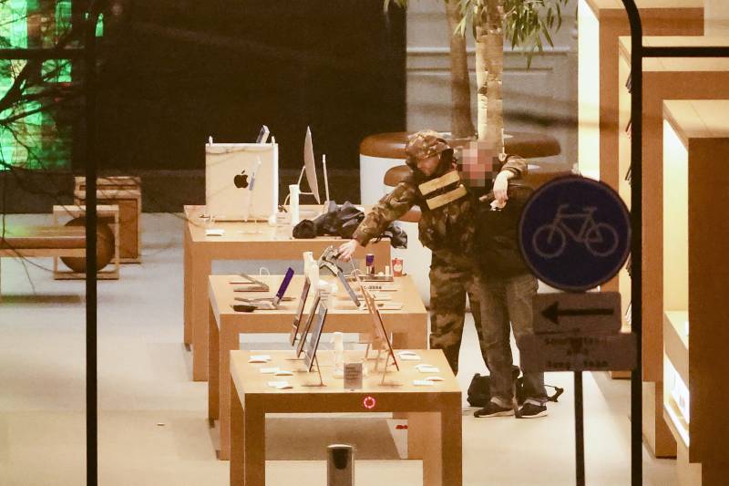 Hostage drama at Amsterdam Apple store ends