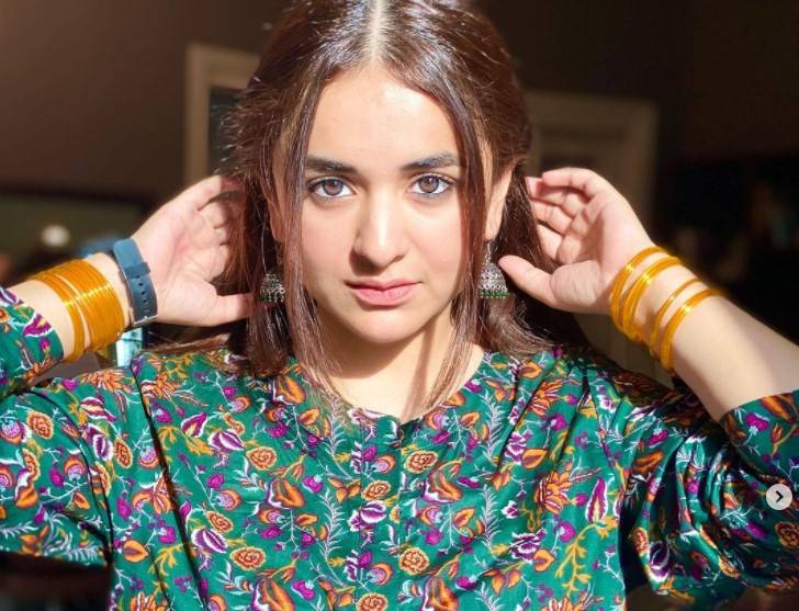 Netizens bash Yumna Zaidi for being ‘MONEY HUNGRY’ over feverish patriotic salute  