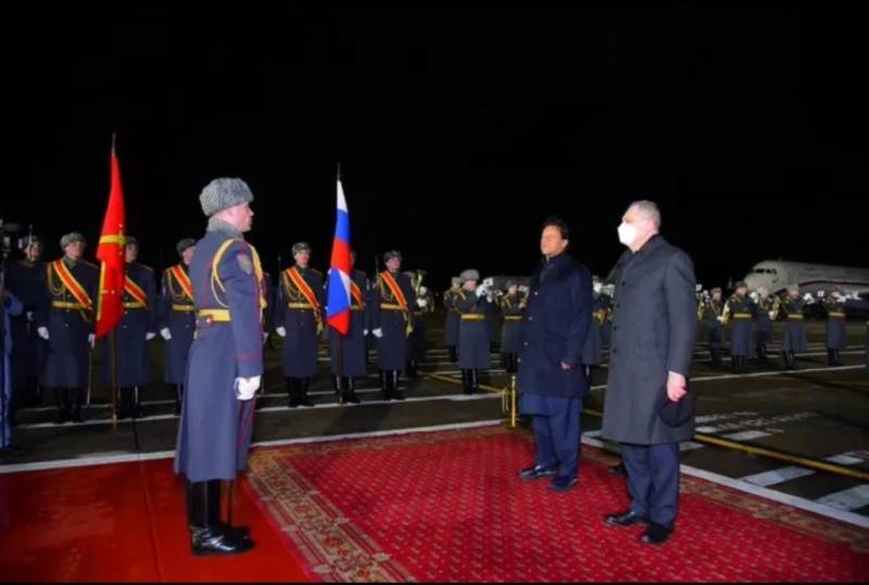 PM receives red carpet welcome in Russia