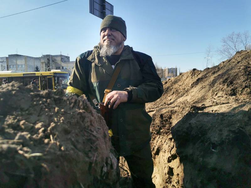 Trenches and Molotov cocktails: Kyiv digs in for war