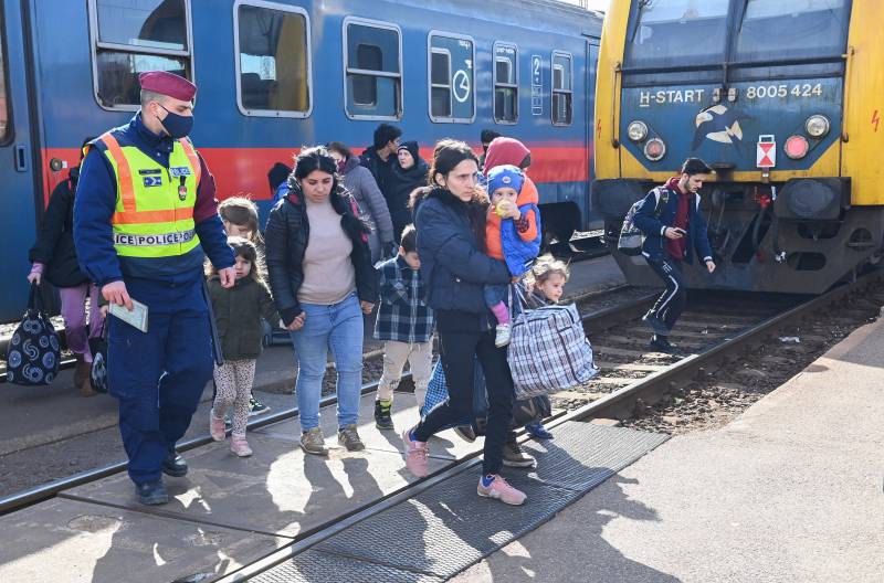 Tired and emotional, Ukrainians arrive by train in Berlin