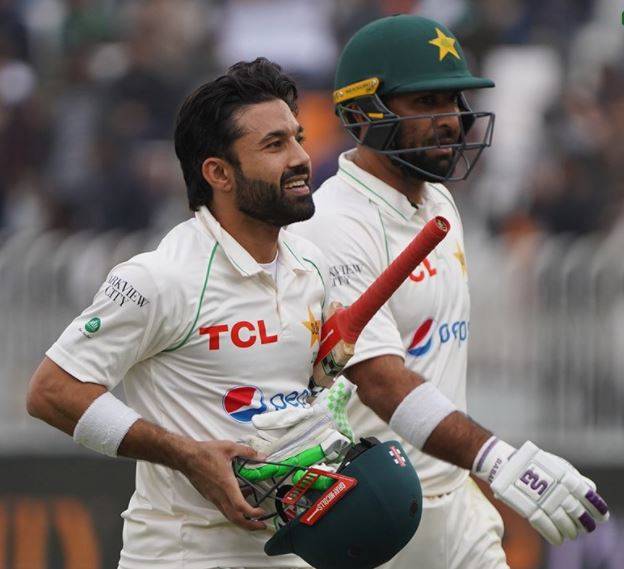 Pakistan declares first innings at 476/4