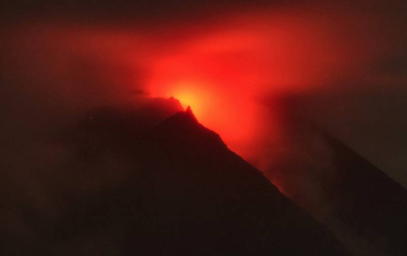 Hundreds flee their homes as Indonesian volcano erupts